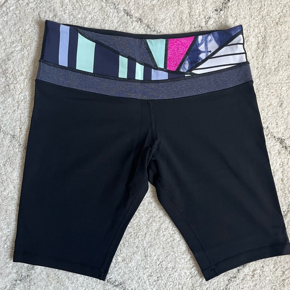 Lululemon Reversible Yoga Shorts (Size 6) - Picture 8 of 16